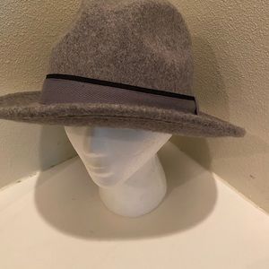 New without tag Nordstrom Gray wool hat. Size is small/medium.